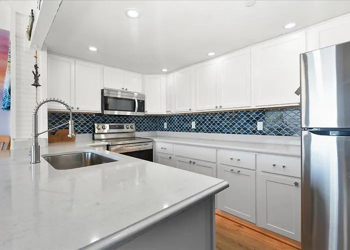 Fantastic Ocean View And Outdoor Pool, 1 Bedroom! *