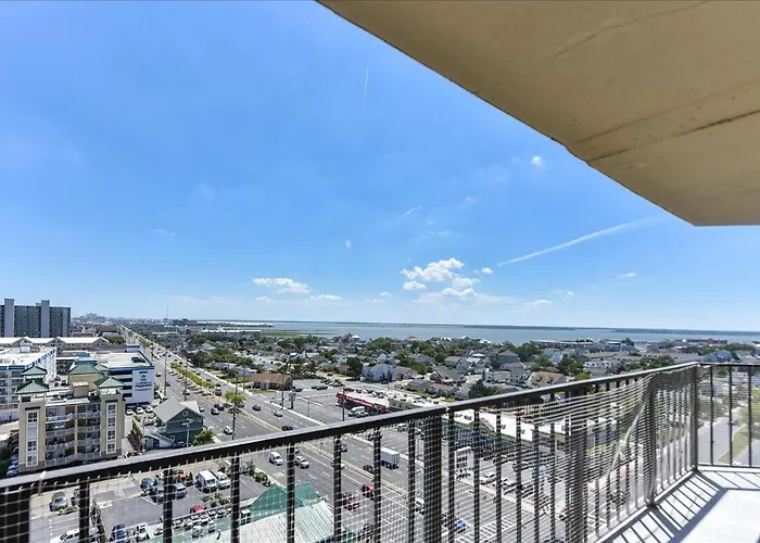 Fantastic Ocean View And Outdoor Pool, 1 Bedroom! *